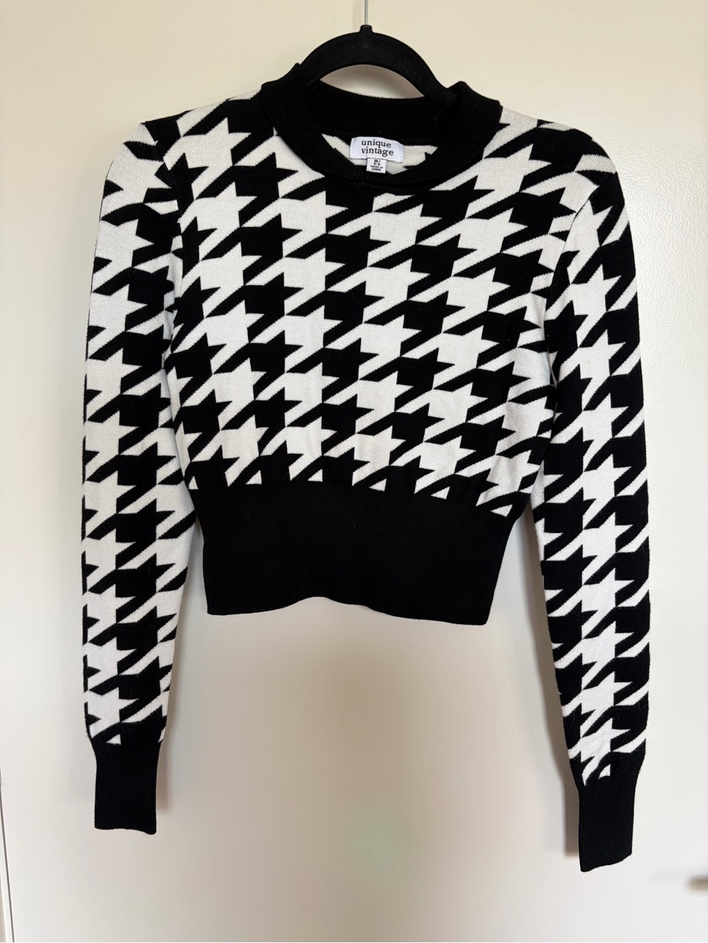 Unique Vintage Black & White Houndstooth Cropped Sweater